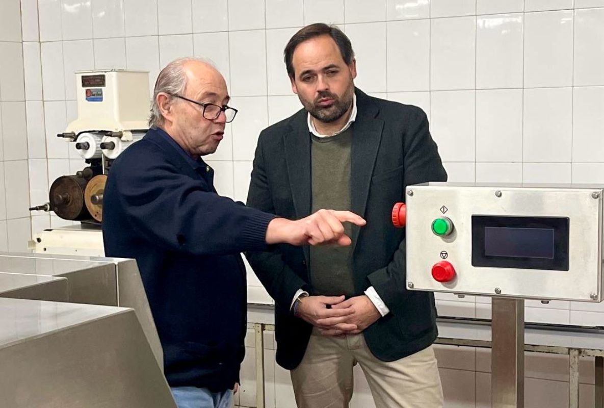 Paco Núñez, durante su visita a la fábrica de Mazapanes Barroso, en Olías del Rey (Toledo).