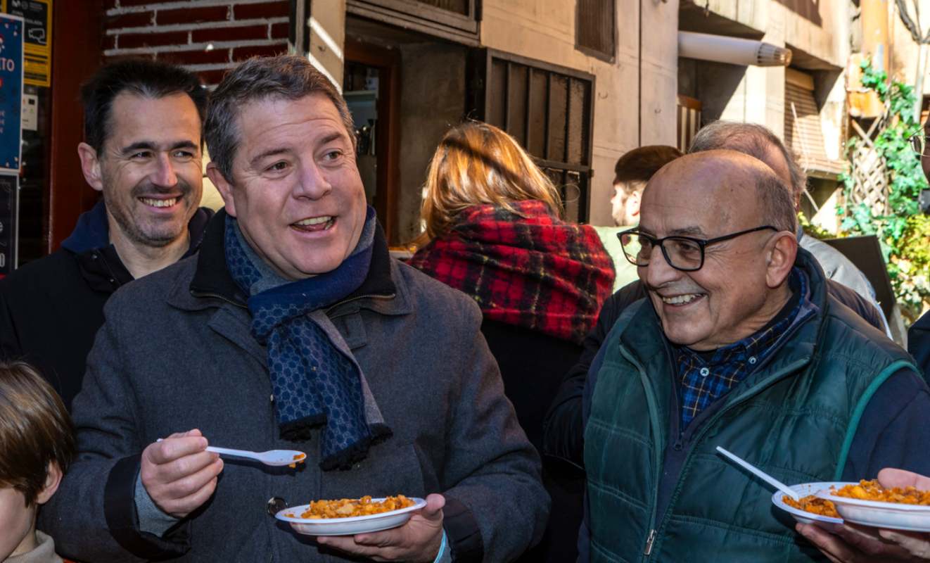 Emiliano García-Page, dando cuenta de las típicas migas de Nochebuena. Foto EFE/Ángeles Visdómine.