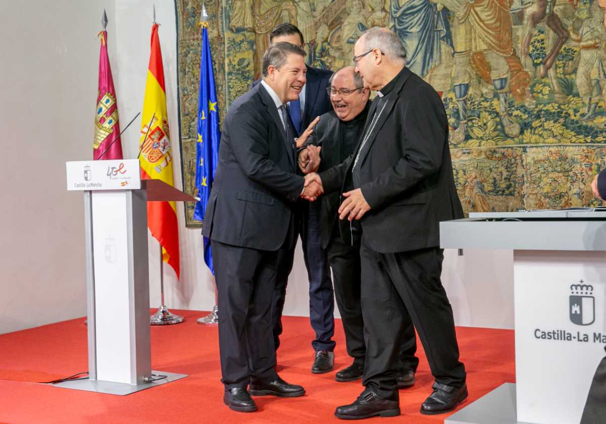 El presidente de Castilla-La Mancha, Emiliano García-Page, saludando al arzobispo de Toledo, Francisco Cerro.