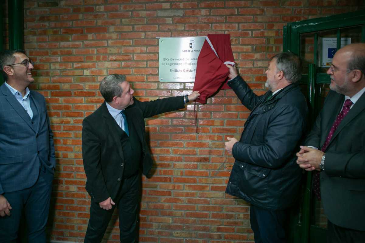 Emiliano García-Page y Dario Dolz destapando la placa del Centro de Formación Cuenca 1