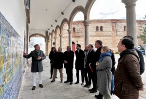 Explicación de la restauración de la azulejería exterior de la Basílica del Prado.