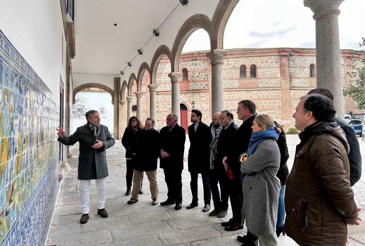 Explicación de la restauración de la azulejería exterior de la Basílica del Prado.