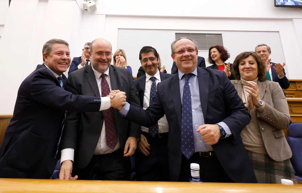 Emiliano García-Page, José Luis Martínez Guijarro, José Manuel Caballero y Juan Alfonso Ruiz Molina, tras la aprobación de los Presupuestos.