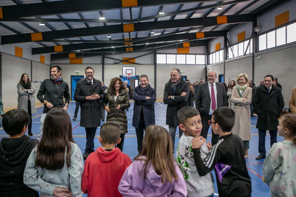 Amador Pastor, junto al presidente regional, asistió la inauguración del nuevo pabellón del CEIP Gloria Fuertes.