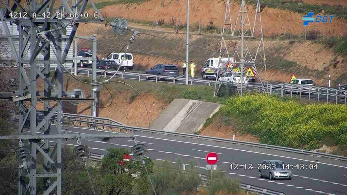 El reventón de una rueda de un camión ha provocado retenciones en Toledo.