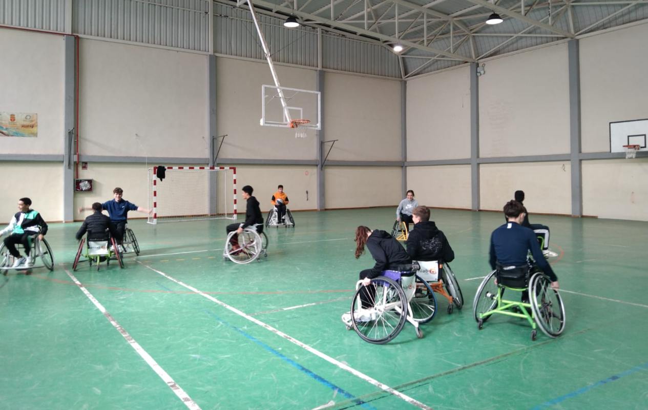 Alumnos del IESO Río Cabriel, probando a manejarse en silla de ruedas y en el ámbito deportivo. Foto: IESO Río Cabriel.