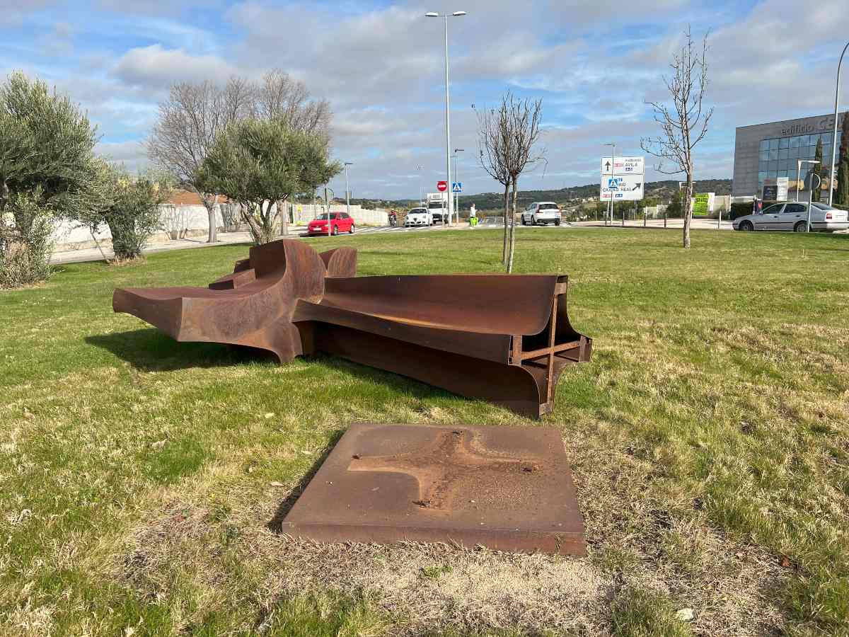 Escultura que el viento tiró a principios de noviembre en la rotonda de la plaza de Grecia.