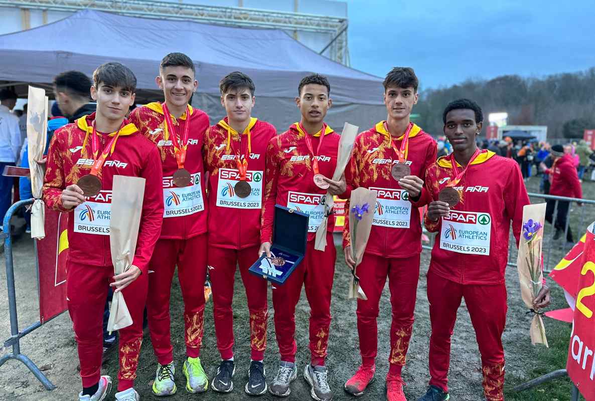 Unai Naranjo (segundo por la izquierda) y Mesfín Escamilla (primero por la derecha), bronce en sub-20 masculino. Foto: RFEA.