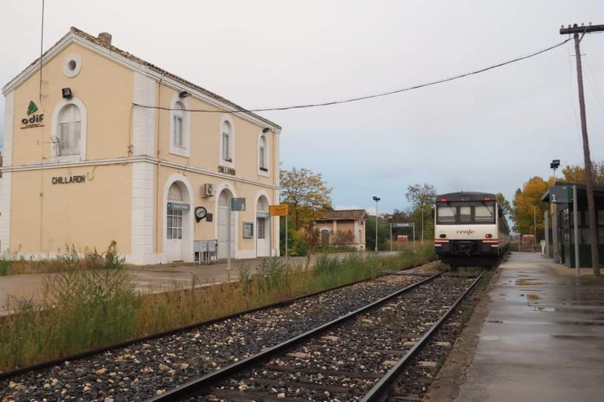 Estación de tren de Chillarón, una de las paradas por donde circula el tren convencional.