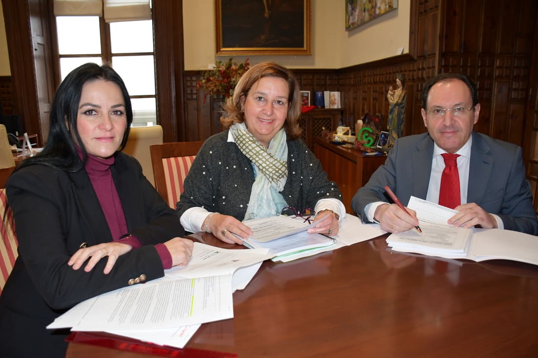 Conchi Cedillo, Jesús Guerrero y Lominchar trabajando sobre el Perte del Agua (1) (1)