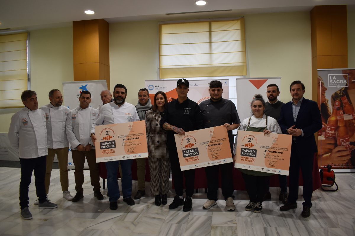 Foto de familia de los tres ganadores y el jurado del Campeonato provincial de Toledo de tapas y pinchos.