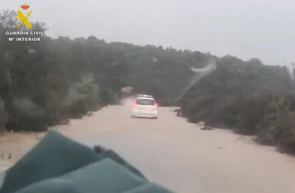 El todoterreno quedó atrapado entre las aguas.