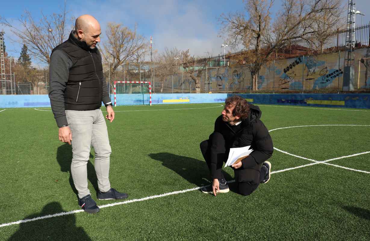 Rubén Lozano, comprobando el nuevo césped de la pista de fútbol sala.