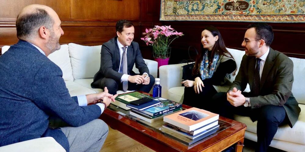 El alcalde de Toledo, Carlos Velázquez, se ha reunido con la directora provincial en Toledo de la Tesorería General de la Seguridad Social, Nieves Fernández