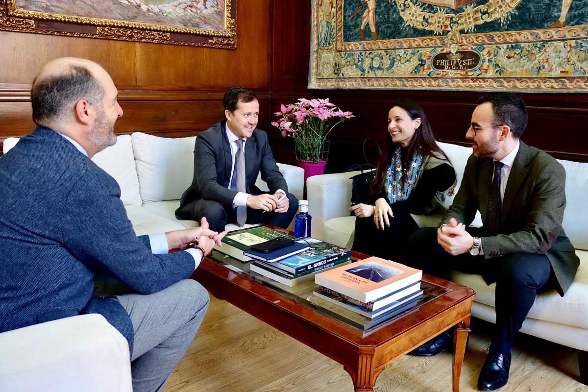 El alcalde de Toledo, Carlos Velázquez, se ha reunido con la directora provincial en Toledo de la Tesorería General de la Seguridad Social, Nieves Fernández