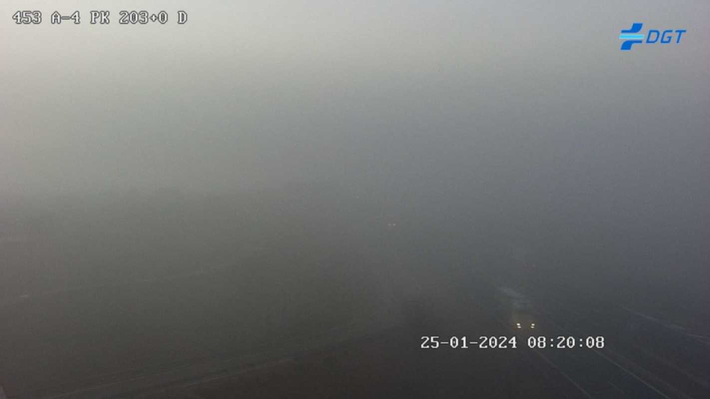 Imagen de la A-4 en la provincia de Ciudad Real, con una intensa niebla.