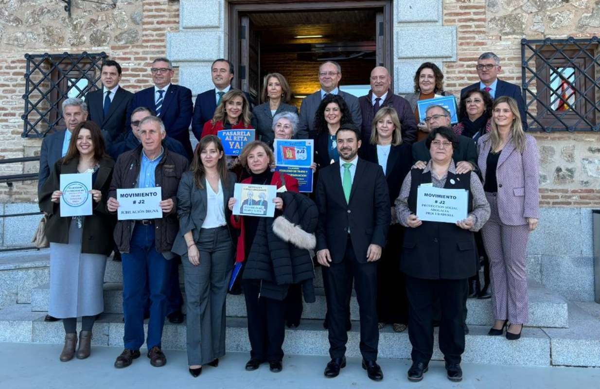 Grupo de abogados y procuradores (junto a algunos parlamentarios) cuando se aprobó la PNL a favor de su demanda en las Cortes regionales.