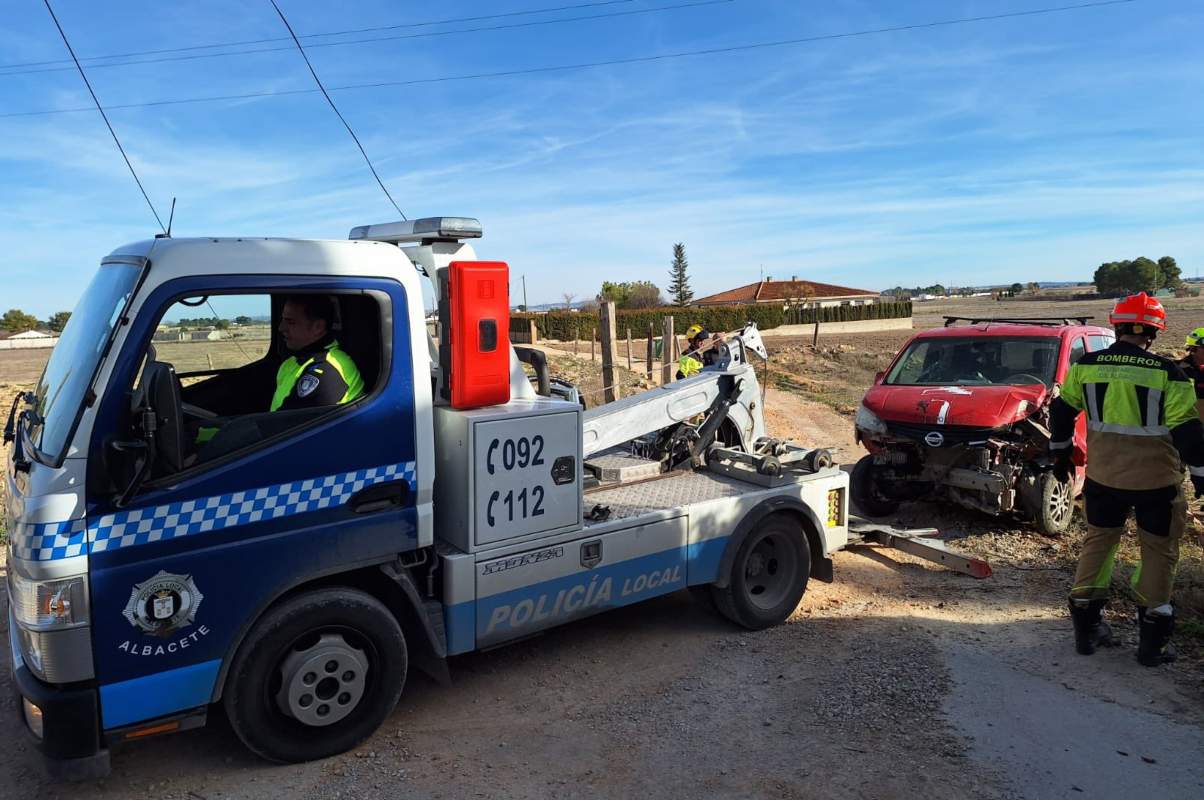 Momento en el que la grúa de la Policía Local se lleva el vehículo accidentado. Foto: Policía Local de Albacete.