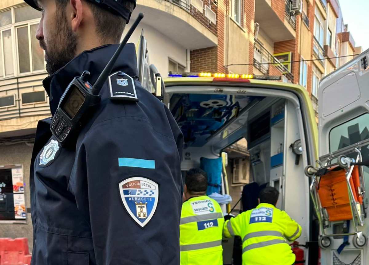 Una ambulancia de soporte vital ha trasladado al hombre al hospital de Albacete.