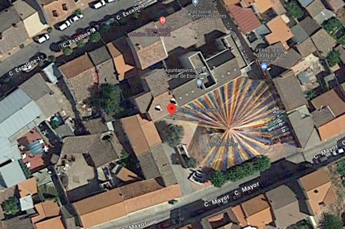 No hubo que lamentar heridos en el atraco a un banco en El Casar de Escalona. Imagen: Google Maps.