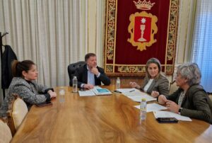 Un momento de la reunión entre Milagros Tolón y Darío Dolz.