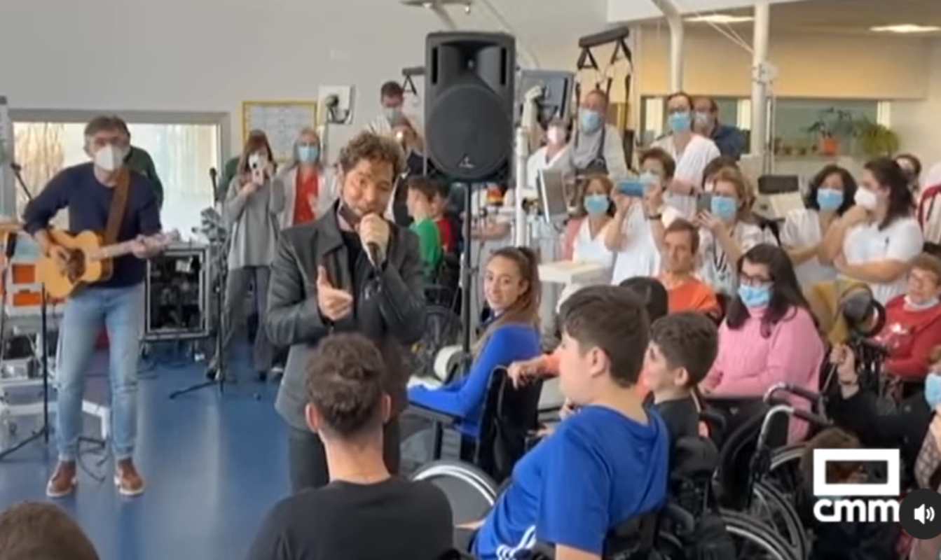 David Bisbal en el Hospital Nacional de Parapléjicos.