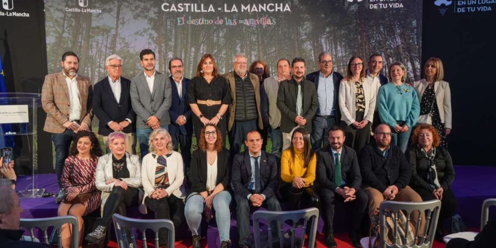 Pablo Bellido (en la fila inferior, en el centro) asistió al día de Guadalajara en Fitur.