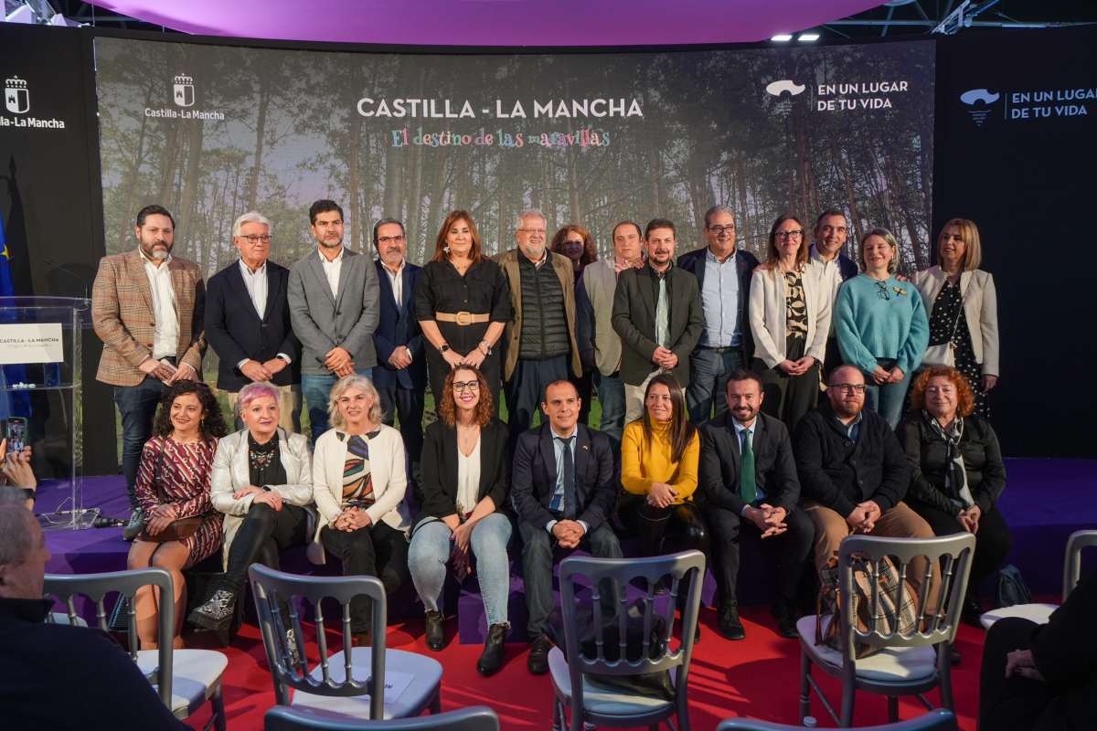 Pablo Bellido (en la fila inferior, en el centro) asistió al día de Guadalajara en Fitur.