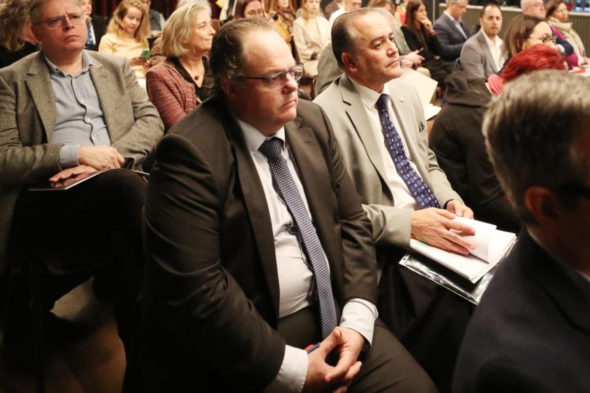 Gregorio (derecha), en la Asamblea de las Ciudades AVE.