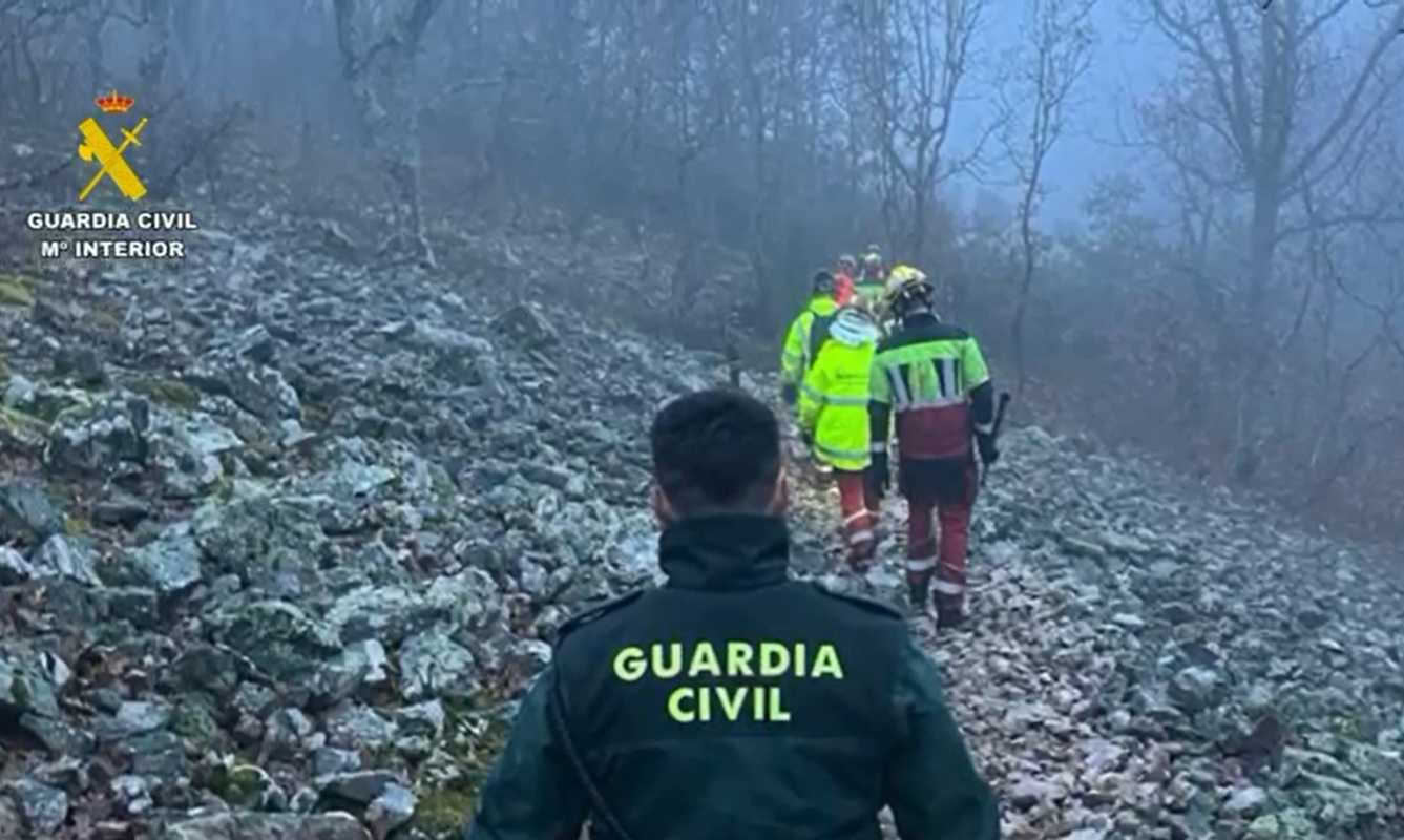 Los Bomberos trasladando el cadáver del hombre de 32 años en Robledo del Mazo.