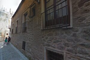 Situado en el edificio histórico situado en el número 3 del callejón Vicario.