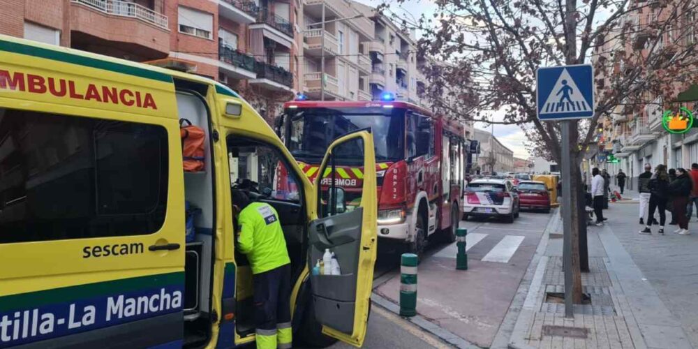 Los equipos de emergencia en el incendio de la calle Gran Vía de Hellín.