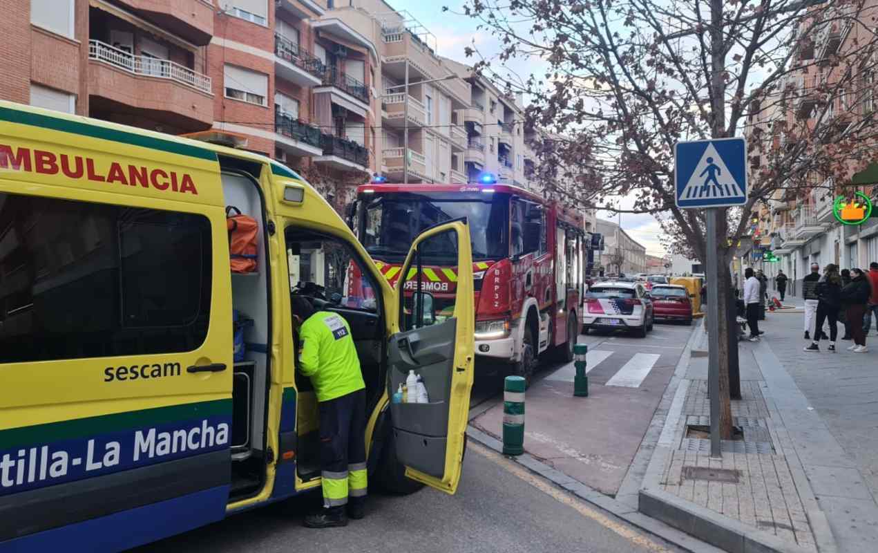 Los equipos de emergencia en el incendio de la calle Gran Vía de Hellín.