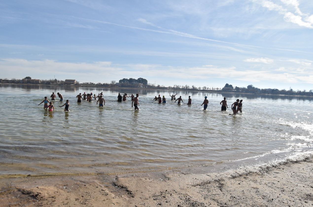 La foto muestra el baño en la laguna grande de Villafranca que tuvo lugar en 2022. Foto: Lagunas Vivas.