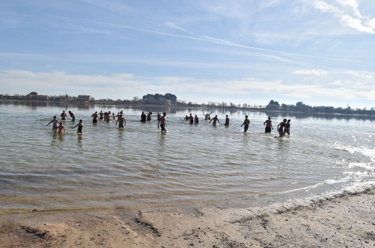 La foto muestra el baño en la laguna grande de Villafranca que tuvo lugar en 2022. Foto: Lagunas Vivas.