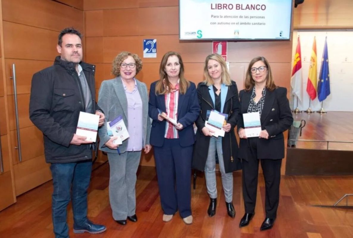 Presentación del "Libro Blanco" para la atención a las personas con autismo por parte de los profesionales del Sescam.