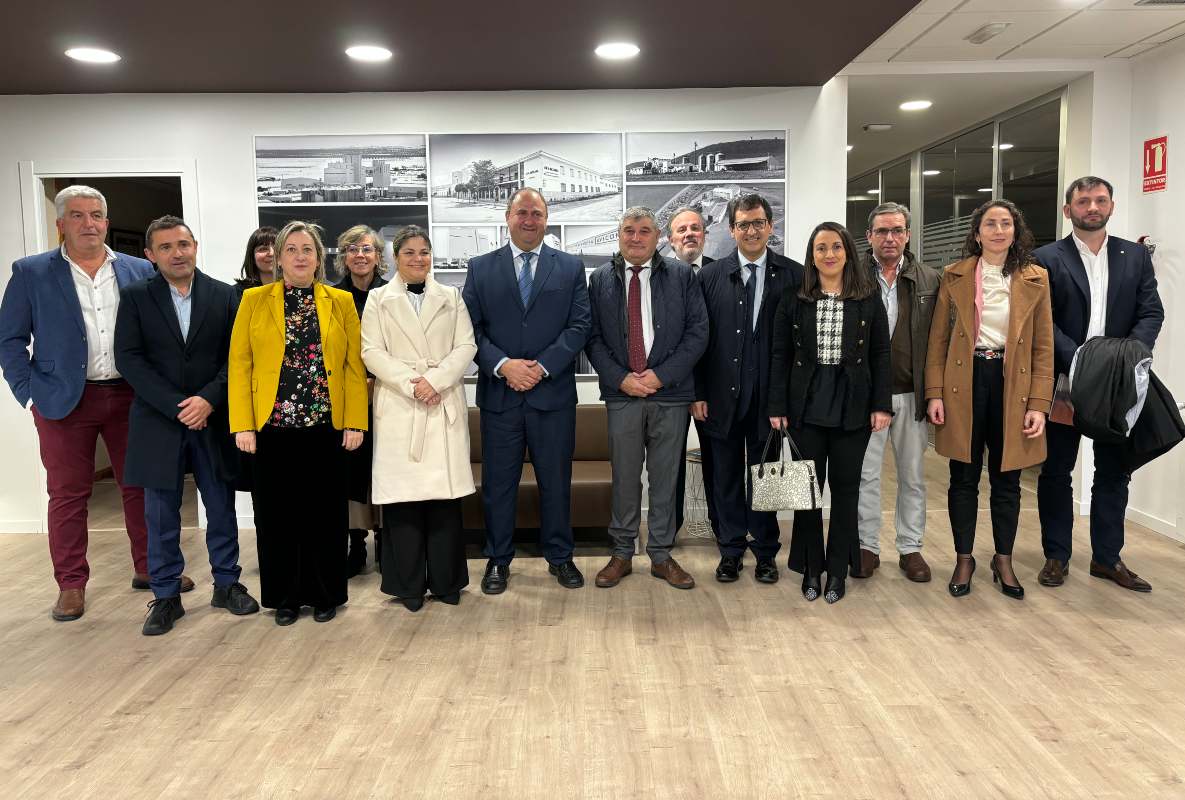 Julián Martínez Lizán visitó la cooperativa Avicon, en Consuegra.