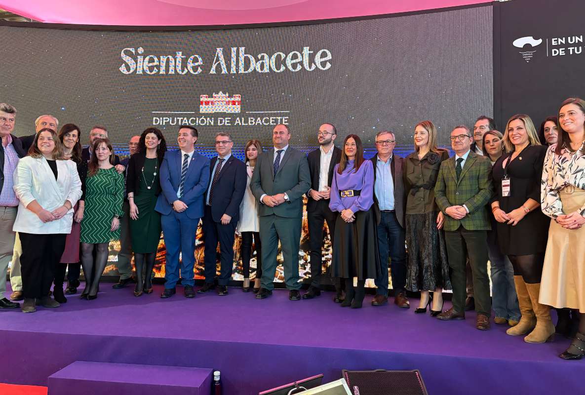 Foto de familia de la visita del consejero Martínez Lizán a Fitur.