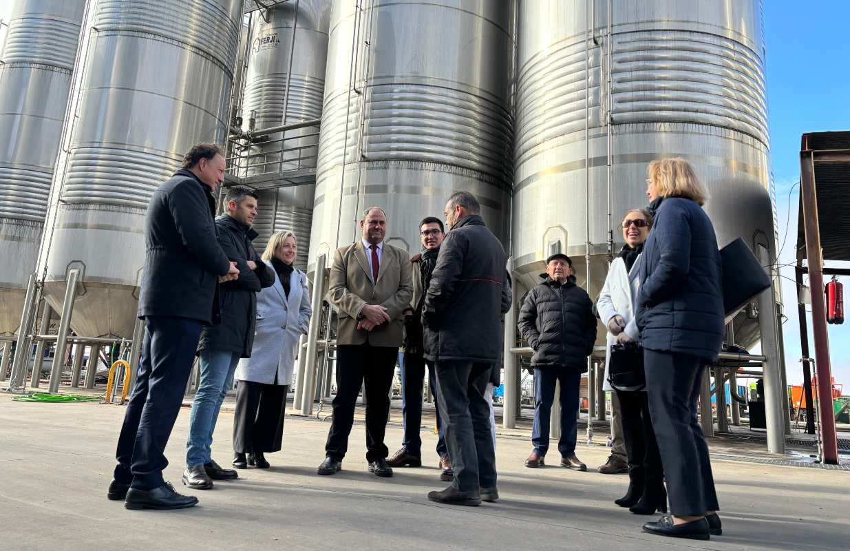 Martínez Lizán, en plena visita a la Cooperativa Vinícola del Carmen en Campo de Criptana.