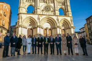 Las autoridades, ante la Catedral de Cuenca.