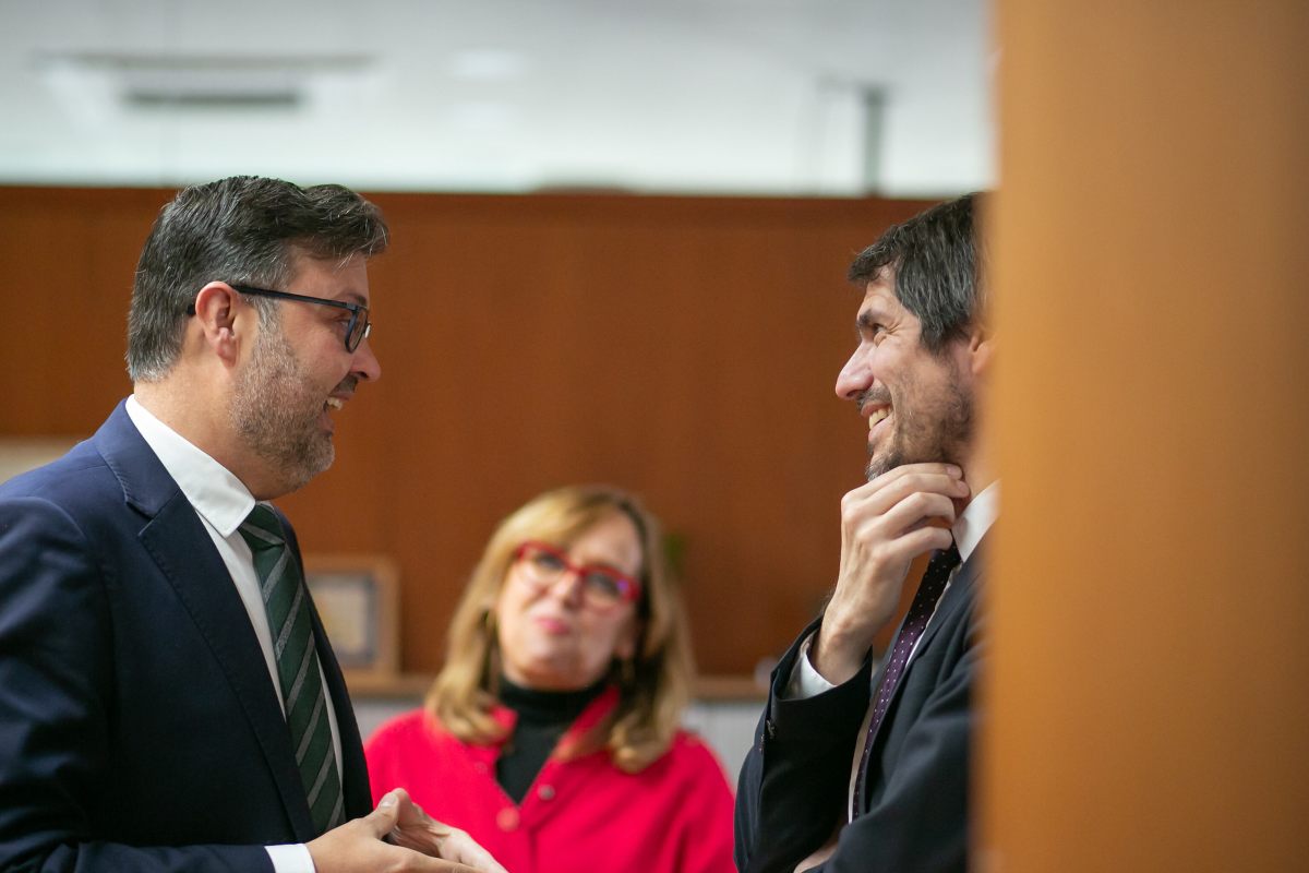 El ministro de Cultura, Ernest Urtasun, con el consejero de Educación, Cultura y Deportes, Amador Pastor.