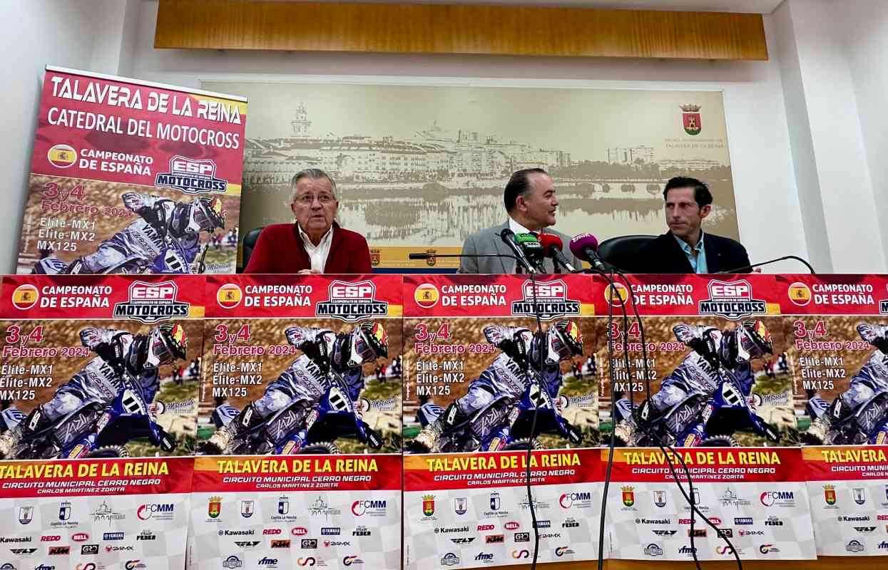 José Julián Gregorio (en el centro), presentando el Campeonato de España de motocross.