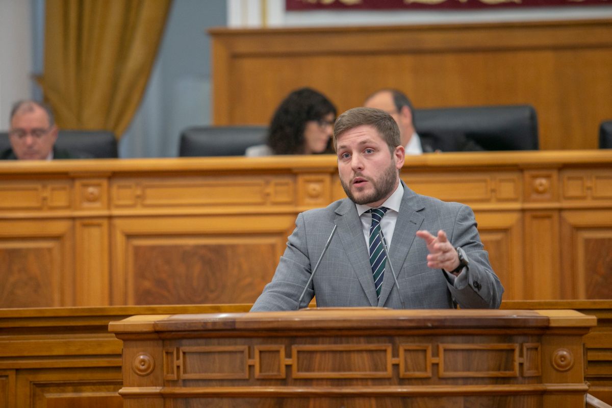 Nacho Hernando, debatiendo en las Cortes regionales.