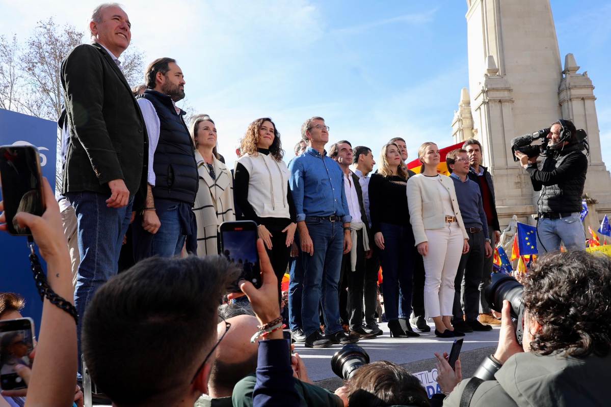 Paco Núñez, junto a Feijóo y Ayuso, en la concentración contra la ley de amnistía.