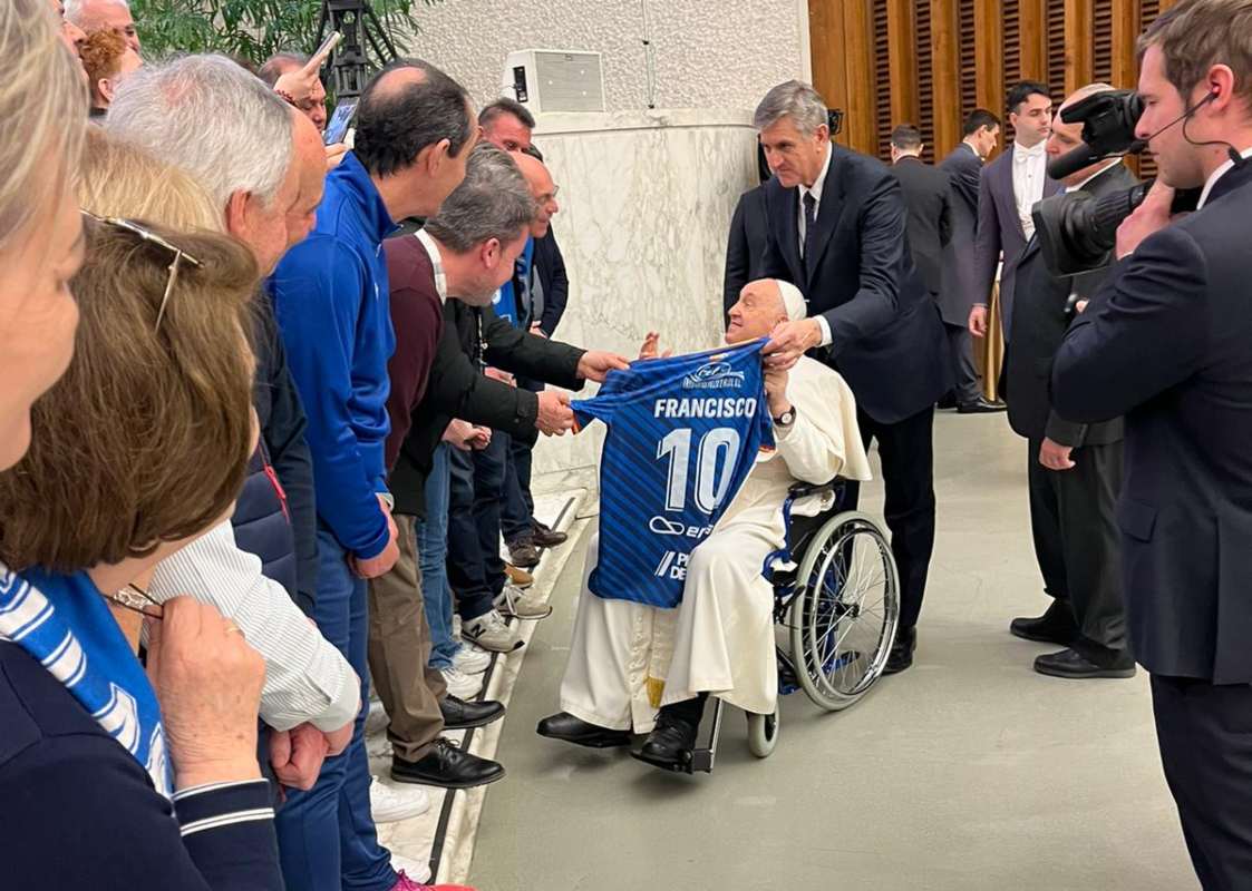 El Papa Francisco, portando la camiseta del Yugo UD Socuéllamos. Foto: Yugo UD Socuéllamos.