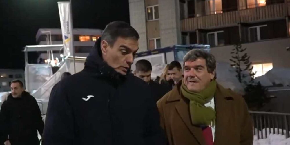 Pedro Sánchez con un abrigo de Joma en Davos.