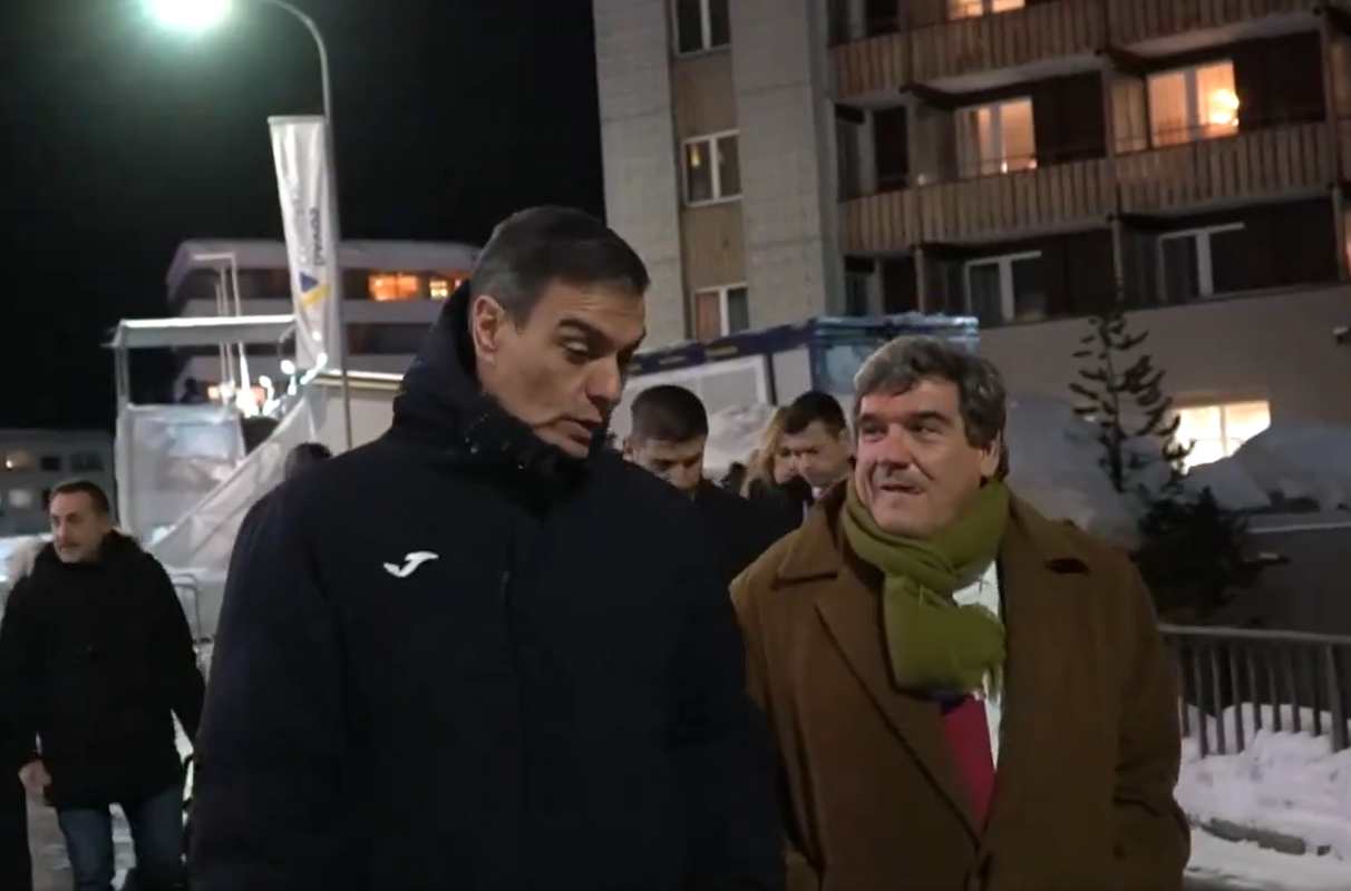 Pedro Sánchez con un abrigo de Joma en Davos.
