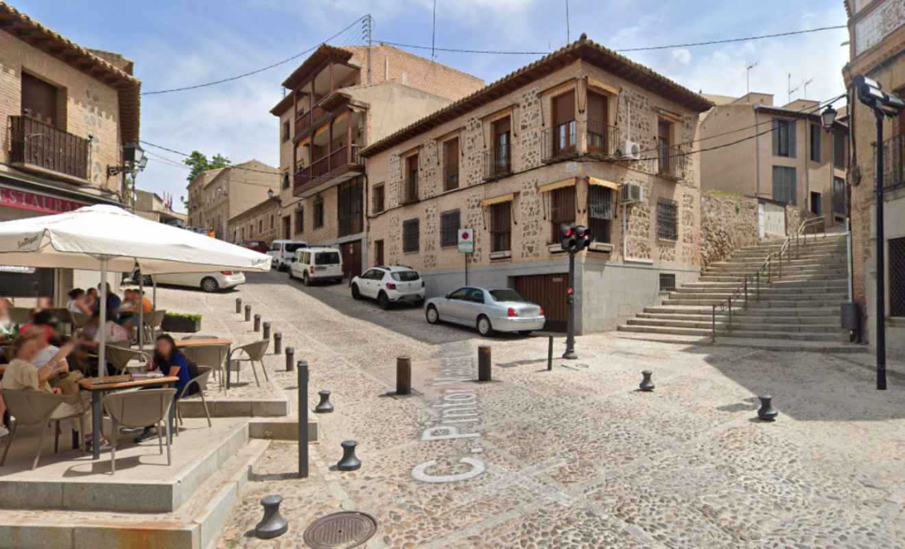 Imagen de los pivotes frente a la iglesia de San Juan de los Reyes.