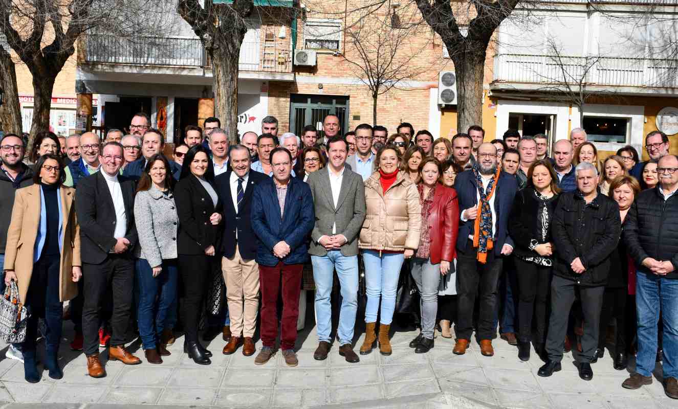 Carlos Velázquez (centro) firmó el manifiesto en Toledo junto a los alcaldes del PP en la provincia de Toledo.