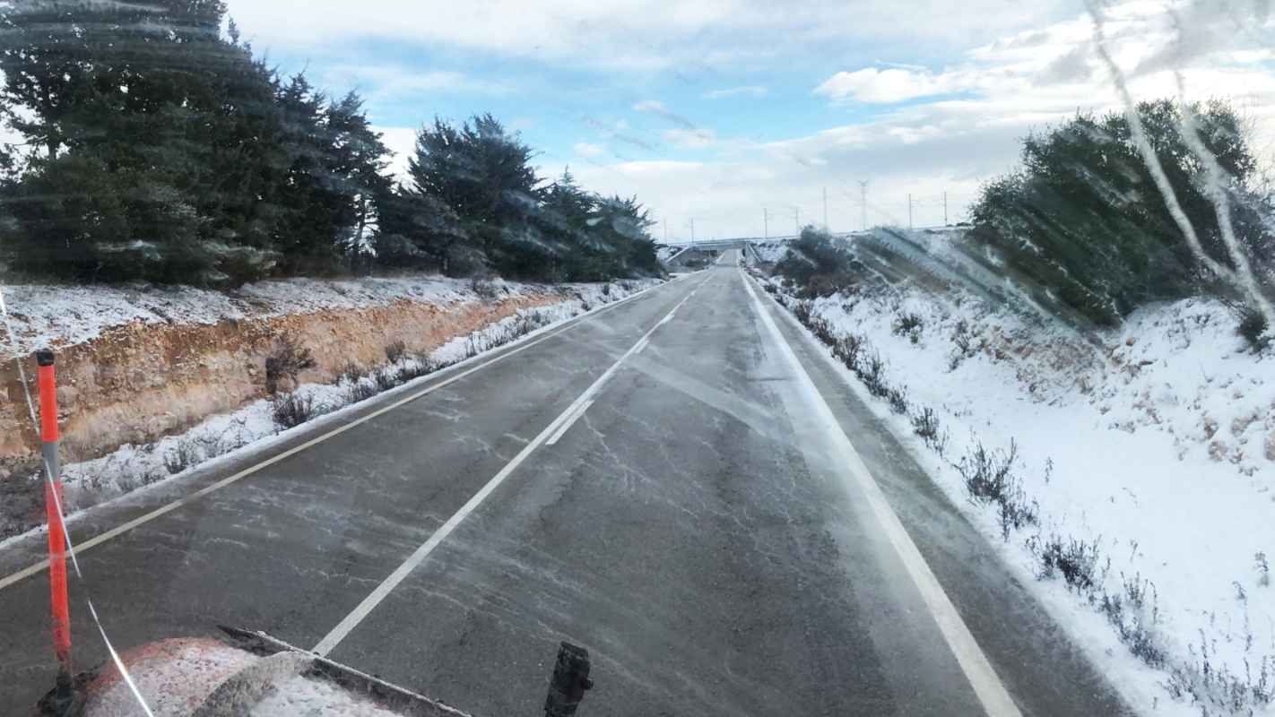 Imagen de una quitanieves por una carretera de Castilla-La Mancha.